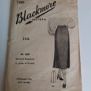 Op de afbeelding: Blackmore patroon 7409 voor een rok, maat 38 heup, vereist 1 1/2 yard stof van 54 inch breed. Extra maat 7411 voor 40 heup.