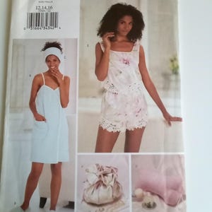 Pode incluir: Um envelope de padrão de costura para um conjunto de roupa de dormir para mulheres. O padrão é para os tamanhos 12, 14 e 16. O envelope apresenta uma foto de uma modelo vestindo um vestido de dormir azul claro e um top e shorts de dormir brancos. O padrão é da Butterick e o número do padrão é 3349.