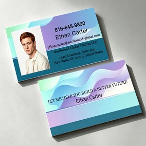 Pode incluir: Dois cartões de visita retangulares com um design de ondas abstratas em azul, roxo e verde. Um cartão exibe um retrato, o nome Ethan Carter, o número 616-648-9890, e-mail e endereço. O outro cartão diz, LET ME HELP YOU BUILD A BETTER FUTURE.