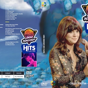 Könnte beinhalten: Eine DVD-Hülle mit Linda Ronstadts "Hits Player". Das Cover zeigt Ronstadt mit Mikrofon, Retro-Logo und Titelliste. Die DVD enthält Bonusmaterial und ist eine Sammlerausgabe.