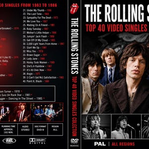 Puede incluir: La portada del DVD The Rolling Stones Top 40 Video Singles Collection presenta un fondo negro con texto blanco que enumera 40 canciones de 1963 a 1986. El frente muestra una fotografía del grupo y el icónico logotipo de la lengua roja.