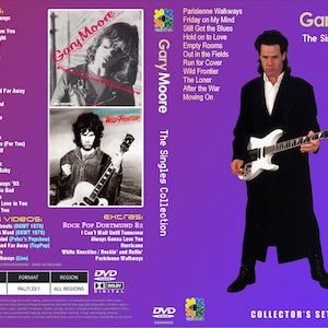 以下が含まれることがあります： ゲイリー・ムーアの「ザ・シングルズ・コレクション」のDVDケース。カバーには、ギターを持ったゲイリー・ムーアの写真、トラックリスト、そして「コレクターズセット」の文字が写っています。背景は紫とピンクのグラデーションです。