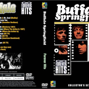 Puede incluir: DVD "Forever Hits" de Buffalo Springfield. La caja negra muestra el nombre de la banda en blanco y una lista de canciones. Las imágenes de los miembros de la banda se muestran en marcos de estilo tira de película. El DVD es una edición de coleccionista.