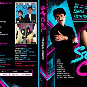 Puede incluir: Una portada de DVD de Soft Cell The Singles Collection con fondo negro y detalles en neón rosa y azul brillante. El frente muestra a dos miembros de la banda, uno con camisa negra y otro con chaleco y gorra negros. Incluye listas de canciones y extras.