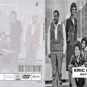Puede incluir: Caja de DVD de "Eric Burdon & War: Anthology 1970-1971". La portada presenta una foto en blanco y negro de los miembros de la banda. La parte posterior enumera la lista de canciones de varias actuaciones, incluyendo "Paint It, Black" y "Spirit".