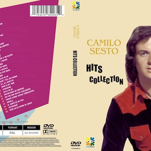 Puede incluir: Caja de DVD de "Hits Collection" de Camilo Sesto. La portada presenta un retrato del artista con una camisa roja y negra. El título está en letras blancas en negrita. Una lista de títulos de canciones está sobre un fondo morado.
