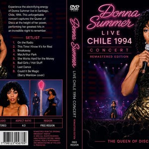 Puede incluir: Una caja de DVD del concierto Donna Summer Live Chile 1994 con un vestido negro y dorado sin tirantes, un micrófono y una lista de canciones. La portada muestra a la artista en el escenario con texto rosa neón, código de barras y datos.