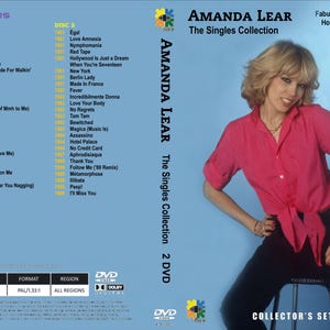 Puede incluir: Set de DVD titulado "Amanda Lear: The Singles Collection 2 DVD" con una mujer con una camisa rosa. Se muestra la lista de canciones y está etiquetado como un "Collector's Set". El fondo es azul claro.