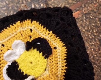 Funda de volante de ganchillo con diseño de abeja de miel