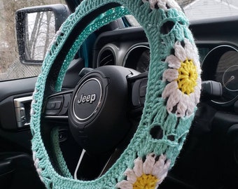 Funda de volante de crochet con margaritas