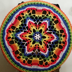 Funda para rueda de repuesto tejida a crochet con forma de caleidoscopio