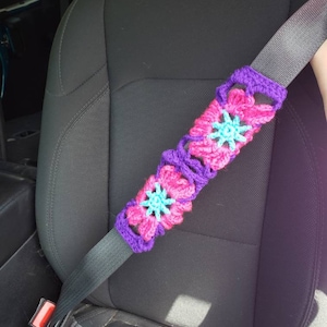 Copricinture di sicurezza all&#39;uncinetto con fiori