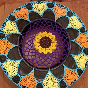 Funda para rueda de repuesto tejida a crochet con girasoles y corazones