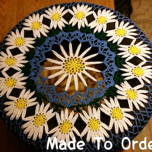 Funda para rueda de repuesto tejida a crochet con margaritas