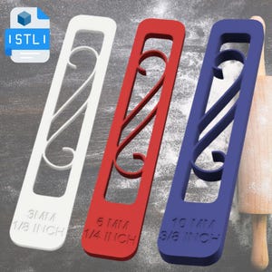 Può includere: Tre stampini per biscotti con un design decorativo. Gli stampini sono bianco, rosso e blu e misurano 3 mm, 6 mm e 10 mm.
