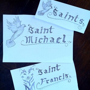 Calligrafia con nomi di santi: qualsiasi nome di santo, qualsiasi illustrazione, opere d'arte religiose cristiane personalizzate, opere d'arte da conservare come biglietto biblico o oggetto decorativo.