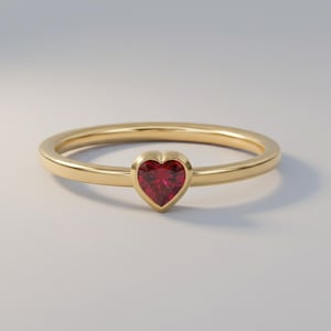 Anillo de corazón de rubí en oro macizo de 14k • Anillo delicado con engaste biselado para el dedo meñique de mujer • Regalo romántico de joyería fina • Anillo de cumpleaños o San Valentín para ella