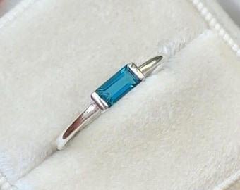 Massief gouden ring met blauwe topaas, stapelbare ring, achthoekige vorm, solitaire-ringinstelling, sierlijke gouden band, blauwe topaas, Luisa