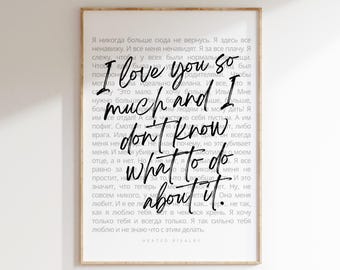 Op de afbeelding: Een ingelijste kunstdruk met een witte achtergrond en zwarte tekst. De tekst luidt "I love you so much and I don't know what to do about it." De print heeft een houten lijst en bevat extra tekst in een vreemde taal.