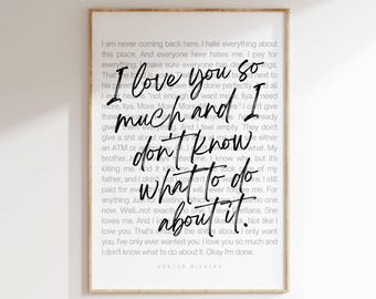 Op de afbeelding: Een ingelijste print met een witte achtergrond en zwarte tekst. De tekst luidt: "Ik hou zoveel van je en ik weet niet wat ik moet doen." De woorden zijn in een handschriftstijl. De print zit in een lichtbruine lijst.