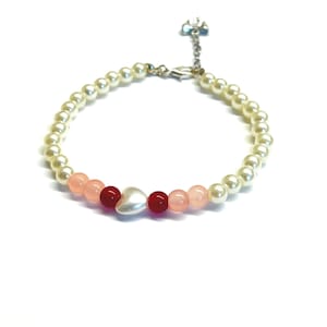 Pulsera con dije de corazón de perlas – Estilo coqueto en rosa y rojo