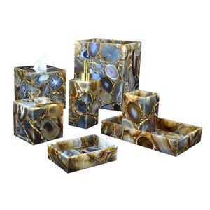 Puede incluir: Un conjunto de seis accesorios de baño de piedra de ágata, que incluyen una caja de pañuelos y un dispensador de jabón. Las piezas muestran una mezcla de tonos azules, marrones y dorados, ofreciendo un aspecto lujoso y natural. Para la organización del baño.