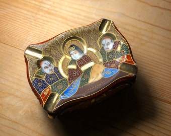 Beautiful handpainted Japanese ashtray, made in Japan 19th century ceramic mint condition