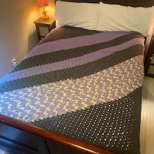 Vintage Handmade, Crocheted Blanket / Throw. Perfect for new dorm room or apartment.