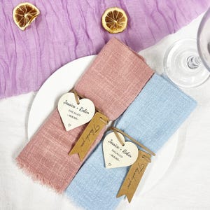 Hölzerne Platzkarten mit gravierten Namen, personalisierte Holz Namensschilder, rustikale Hochzeitstischdekoration, Landhochzeit Gefälligkeiten