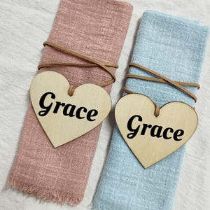 Herz Namensschild Holz, graviertes Herz Namensschild, Gastgeschenke, Servietten-Sets, Hochzeitsetiketten, Babyparty Geschenkanhänger, Hochzeit Tags