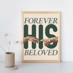 Può includere: Una stampa incorniciata con il testo "FOREVER HIS BELOVED" in testo verde su uno sfondo crema. Il testo "HIS" è sovrapposto a un dipinto di due mani che si raggiungono a vicenda.