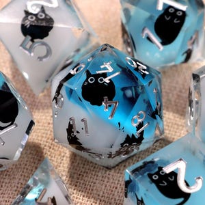 Dados Gato Sombra Azul e Branco - Presente Artesanal em Resina para RPG de Mesa, Conjunto Fofo de Gatinho para D&D