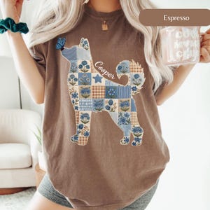 Maglietta girocollo con cane Samoiedo e farfalla, maglietta personalizzata con nome per cane Samoiedo patchwork, silhouette di Samoiedo patchwork