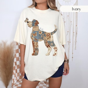 Patchwork-T-Shirt mit Irischem Wolfshund, Schmetterling und Hund, personalisierbares Geschenk mit Haustiernamen, Herbstshirt mit Patchwork-Hund, Boho-Shirt, Comfort Colors Haustier