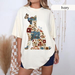 Silhouette di gatto patchwork, Maglietta girocollo con gatto e farfalla, Maglietta personalizzata con nome per cane con gatto patchwork, Comfort Colors