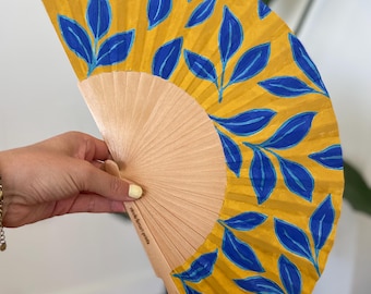 Ręcznie malowany wachlarz ręczny — „Blue Leaf”