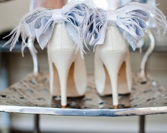 Glamorous mariée blanche et Silver Bow avec la plume chaussures Clips