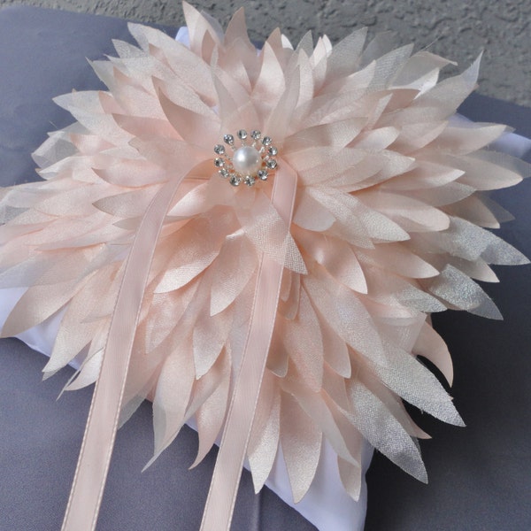 Mariage Big Peach couleur chrysanthème sur un oreiller blanc Porteur de l'Anneau