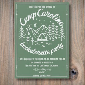 以下が含まれることがあります： 「Join the fun and games at Camp Caroline bachelorette party」と白文字で書かれた緑色の招待状。テント、山、木が線画で描かれている。下のテキストには「Let's celebrate the bride-to-be Caroline Taylor the weekend of August 6-9 123 Pine Tree Rd. Lake Tahoe, California RSVP Maddie 123-456-7890」と書いてある
