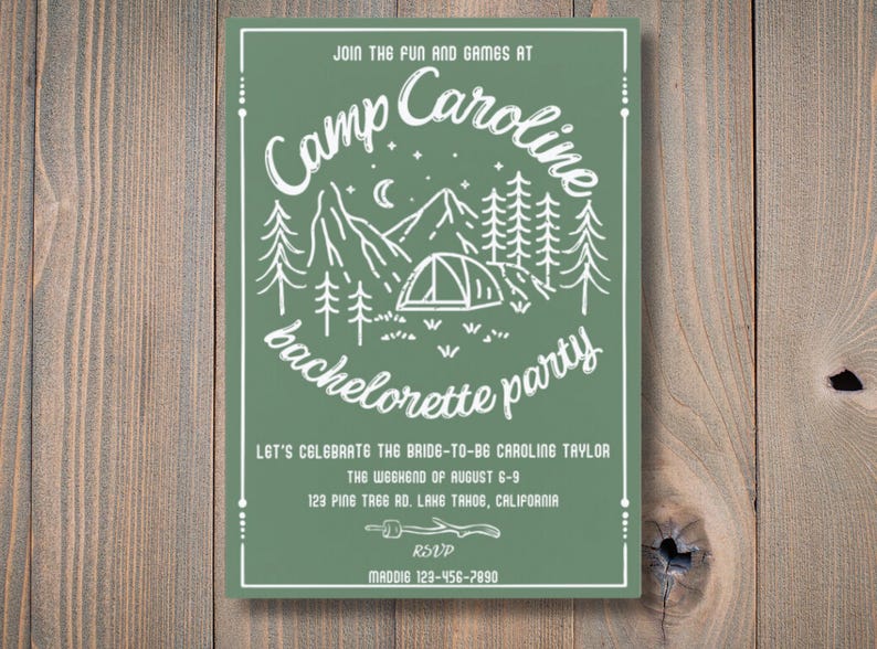 以下が含まれることがあります： 「Join the fun and games at Camp Caroline bachelorette party」と白文字で書かれた緑色の招待状。テント、山、木が線画で描かれている。下のテキストには「Let's celebrate the bride-to-be Caroline Taylor the weekend of August 6-9 123 Pine Tree Rd. Lake Tahoe, California RSVP Maddie 123-456-7890」と書いてある