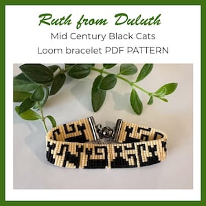 Puede incluir: Un patrón de brazalete de telar con un diseño de gato negro de mediados de siglo. El brazalete está hecho con cuentas de color negro y crema y tiene cierres plateados. El patrón está disponible para descargar en PDF.
