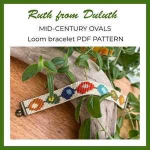 Puede incluir: Un patrón de brazalete de telar con un diseño colorido de mediados de siglo con formas ovaladas. El brazalete está hecho con cuentas blancas, rojas, naranjas, amarillas, verdes, azules y marrones. El patrón se llama "Mid-Century Ovals" y está disponible para descargar en PDF.