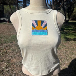 Camiseta sin mangas reciclada con apliques de puesta de sol