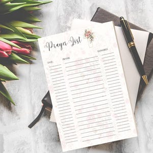 Puede incluir: Una lista de oración imprimible con un diseño floral y una cruz. La lista tiene columnas para la fecha, la oración y la respuesta.