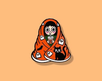 Spooky Halloween Girl ‘Luna’ Emaille Speld - Vleermuizen, Geesten, Deken