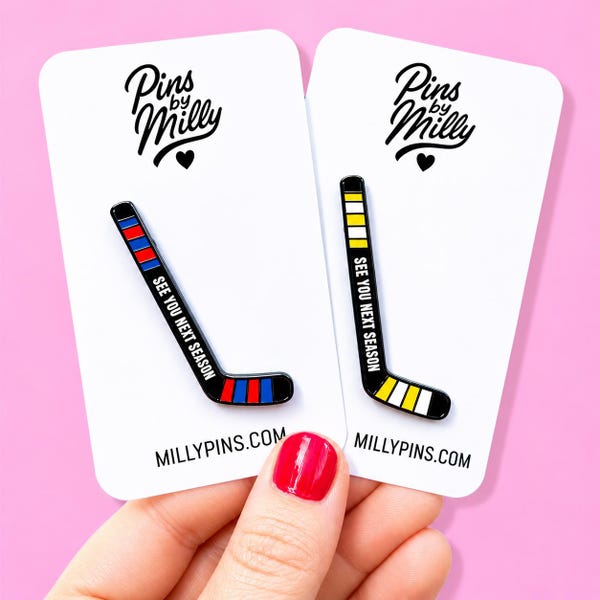 Pines esmaltados de palos de hockey y camisetas "Nos vemos la próxima temporada" - Booktok - Hudson Connor