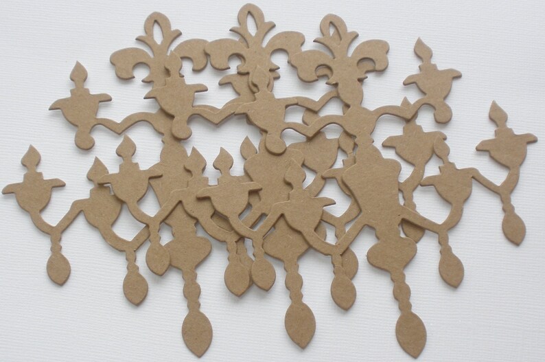 K&ouml;nnte beinhalten: Ein Set mit 10 braunen Papierschnitten eines Kronleuchters mit dekorativem Design. Die Ausschnitte sind perfekt zum Basteln und Scrapbooking.