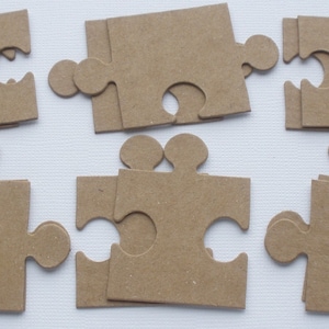 K&ouml;nnte beinhalten: Ein Satz von acht braunen Papppuzzleteilen. Die Teile sind alle gleich gro&szlig; und gleich geformt und haben ein einfaches, klassisches Design.