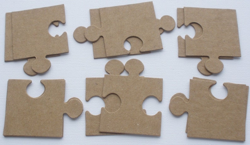 K&ouml;nnte beinhalten: Ein Satz von acht braunen Papppuzzleteilen. Die Teile sind alle gleich gro&szlig; und gleich geformt und haben ein einfaches, klassisches Design.