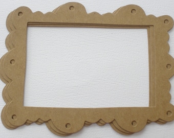 Puede incluir: Un conjunto de cuatro marcos de cartón marrón superpuestos con bordes festoneados y agujeros en las esquinas. Los marcos están diseñados para manualidades y scrapbooking.